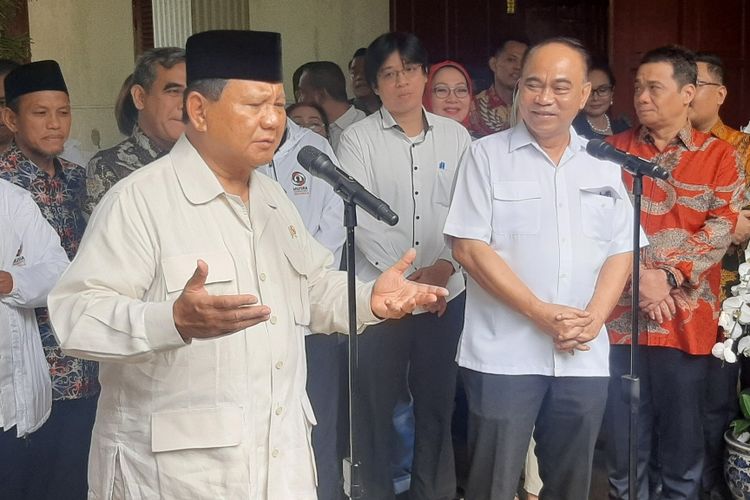 Ketua Umum Partai Gerindra Prabowo Subianto memberikan keterangan pers seusai bertemu panitia Musyawarah Rakyat (Musra) di kediamannya, Jalan Kertanegara, Jakarta, Kamis (10/11/2022).  