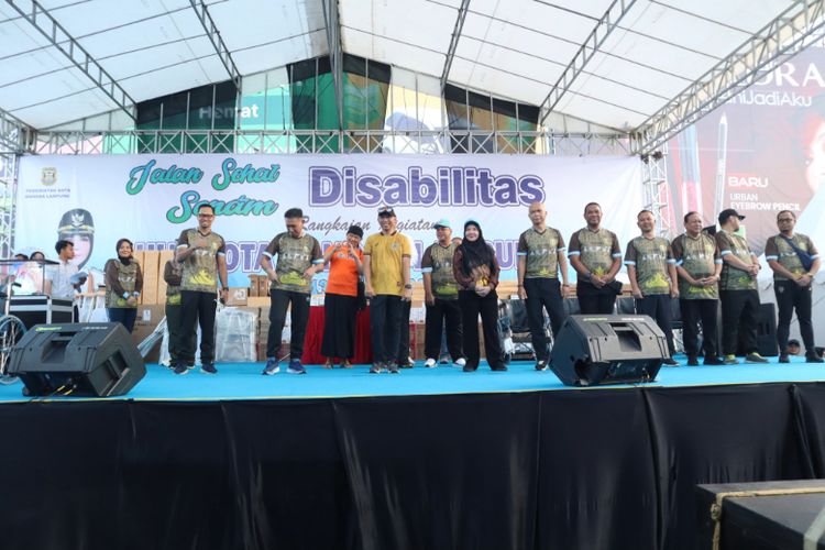 Wali Kota Bandar Lampung Eva Dwiana bersama Gubernur Lampung Rahmat Mirzani Djausal membuka kegiatan Jalan Sehat dan Senam Disabilitas dalam rangka HUT ke-343 Kota Bandar Lampung. 