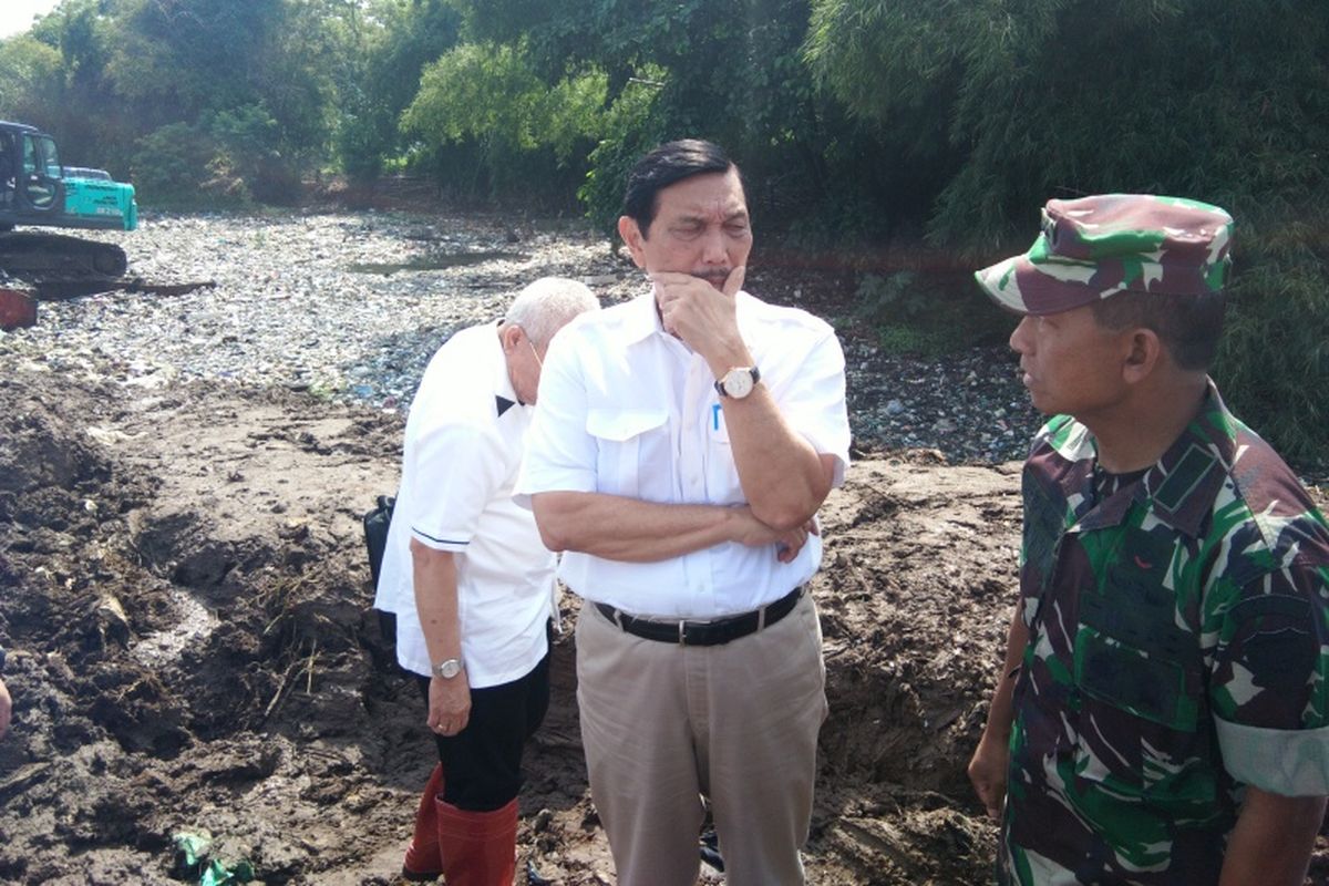 Menkomaritim Luhut Binsar Pandjaitan saat meninjau kondisi oxbow Cicukang, Kecamatan Margaasih, Kabupaten Bandung, Rabu (5/12/2018).