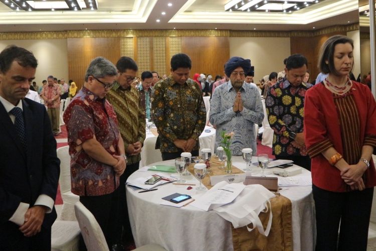 Mengheningkan cipta untuk KH Hasyim Muzadi, di acara Kongres Nasional Kebebasan Beragama dan Berkeyakinan di Balai Kartini, Jakarta, Kamis (16/3/2017) pagi ini.