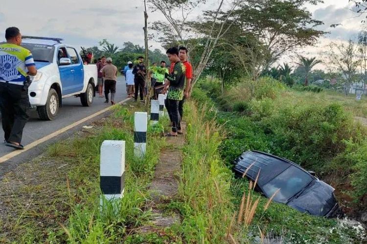 Mobil dinas BPBD Tabalong, Kalsel tercebur ke parit setelah terlibat kecelakaan yang menewaskan seorang pengendara sepeda motor, Jumat (21/10/2022). 
