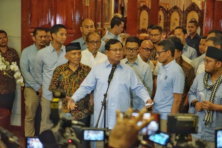 Calon presiden nomor urut 02 Prabowo Subianto saat menggelar konferensi pers terkait kebohongan Ratna Sarumpaet, di kediaman pribadinya, Jalan Kertanegara, Jakarta Selatan, Rabu (3/10/2018) malam.