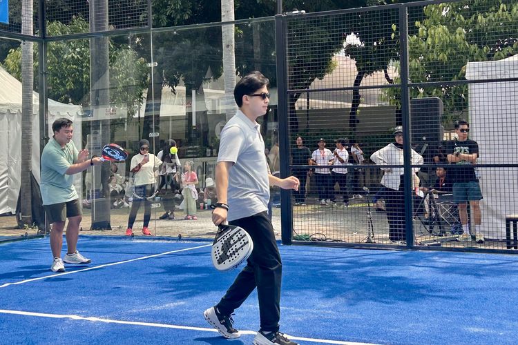 YouTuber Jerome Polin saat sedang bermain padel di acara UNIQLO FITFEST di Plaza Barat Gelora Bung Karno, Jakarta Pusat, Sabtu (10/5/2025).