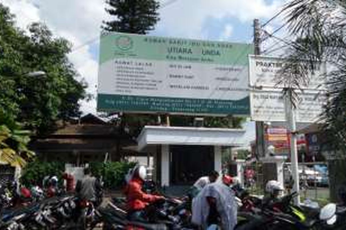 Tampak Rumah Sakit Ibu dan Anak Mutiara Bunda di Ciledug, Tangerang, Jumat (15/7/2016). Rumah sakit ini termasuk satu dari empat fasilitas kesehatan yang terindikasi menggunakan vaksin palsu oleh BPOM.
