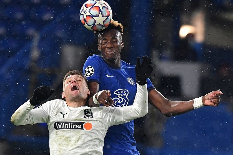 Bek FK Krasnodar Ruslan Kambolov (kiri) berduel dengan striker Chelsea Tammy Abraham dalam laga Grup E Liga Champions antara Chelsea dan FK Krasnodar di Stamford Bridge di London pada 8 Desember 2020.

