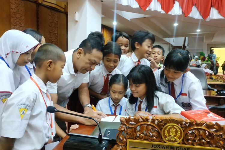 Ratusan siswa SD Negeri Menanggal 601 Surabaya mendatangi gedung DPRD Kota Surabaya untuk belajar di luar sekolah hinggamenyampaikan aspirasi kepada wakil rakyat di ruang sidang paripurna DPRD Kota Surabaya, Senin (18/11/2019).