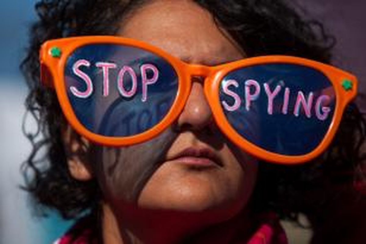 Warga AS menggelar unjuk rasa rasa anti-penyadapan di Washington DC, AS, Sabtu (26/10/2013). Sementara, di Spanyol media setempat mengklaim 60 juta komunikasi telepon, SMS dan surat elektronik warga negeri itu disadap NSA.