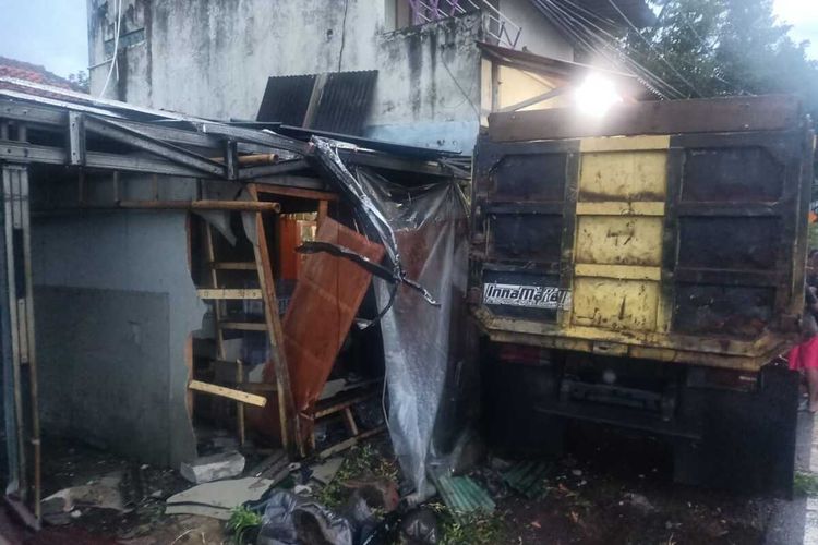 Truk tabrak angkot dan ruko di Paseh, Sumedang, Jabar, Kamis (2/10/2025) sore. DOK. SATLANTAS POLRES SUMEDANG