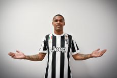 Juventus Vs AS Roma, Douglas Costa Hormati Lawan