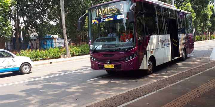 Shuttle bus royal trans disediakan khusus di kawasan Gelora bung Karno, Jakarta Pusat bagi pengunjung dan penonton yang memiliki akses masuk. Foto diambil Senin (20/8/2018).