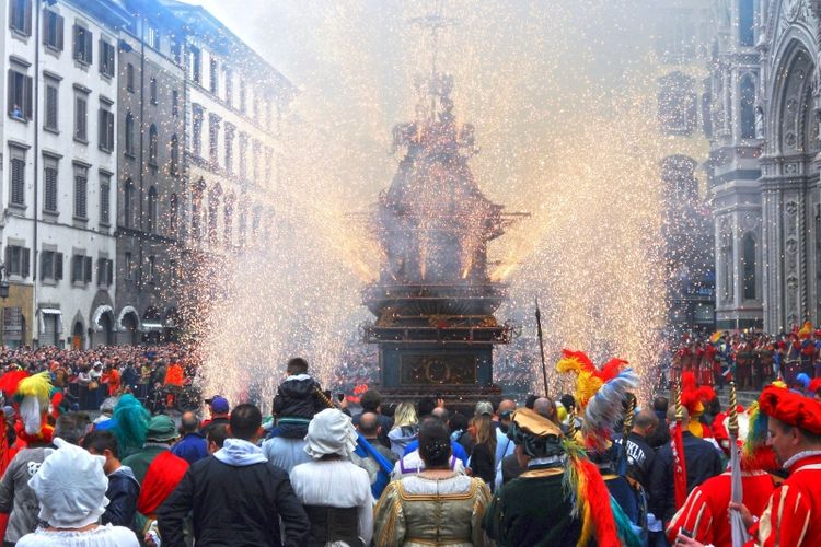Di Italia, sebuah gerobak antik besar yang penuh dengan kembang api ditarik melalui jalan-jalan di Florence sebelum dinyalakan di depan Piazza del Duomo.