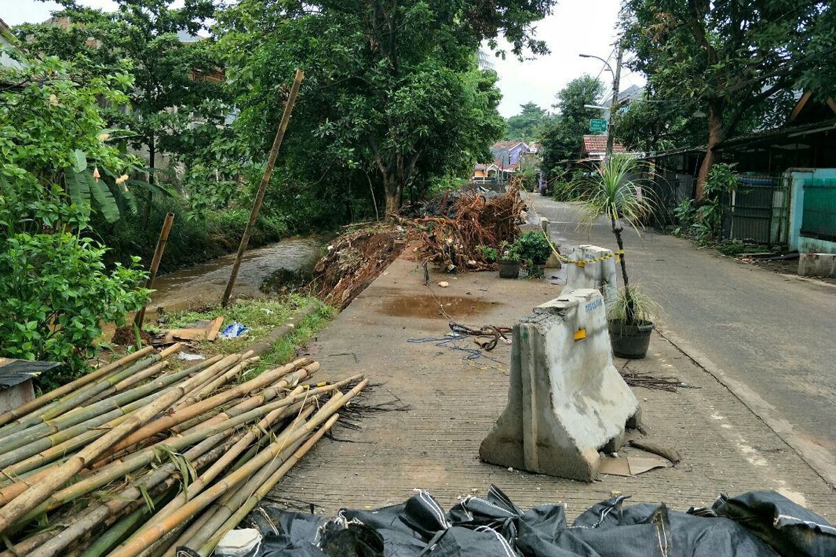 Turap ambles yang berada di kawasan perumahan Villa Pamulang, Kecamatan Pamulang, Tangerang Selatan, Rabu (1/1/2020) lalu diperbaiki.  Hal tersebut membuat pengendara yang melintas di jalan tersebut ketakutan.