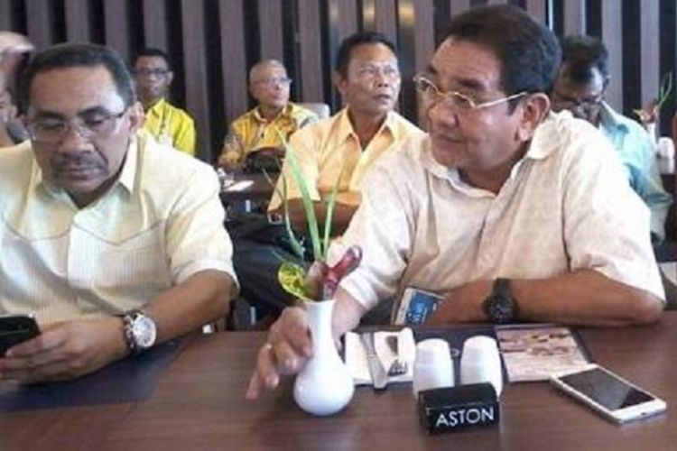 Mantan Ketua DPD I Golkar NTT Ibrahim Agustinus Medah (kanan) Ketua Harian DPD I Golkar NTT Mohammad Ansor (kiri), saat memberikan keterangan pers beberapa waktu lalu