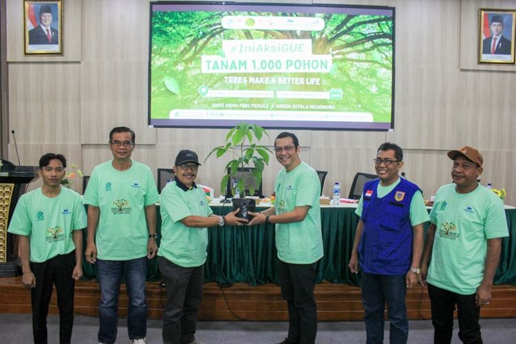 CSR Department Head PT Nojorono Tobacco International Dimas Handoko (ketiga dari kanan) menyerahkan bibit pohon secara simbolis kepada Wakil Rektor 1 UIN Sunan Kudus Prof Dr H Ihsan M Ag (ketiga dari kiri) dalam seremoni penanaman 1.000 pohon buah di Kudus, Jumat (28/11/2025).