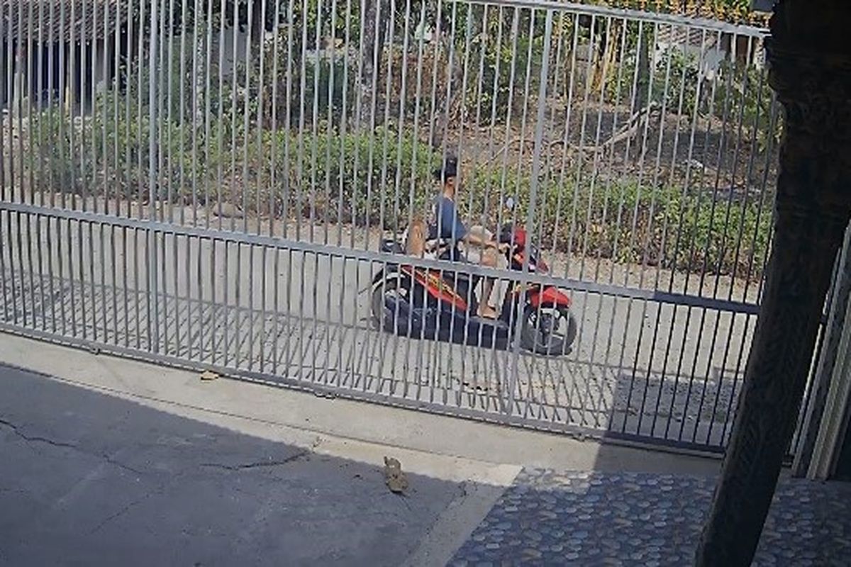 Aksi bocil mencuri kambing di Kabupaten Ponorogo terekam CCTV. Bocil tersebut nekat melakukan pencurian anak kambing pada siang hari. Dari rekaman cctv polisi berhasil mengidentifikas pelaku dan saat ini mendalami kasus tersebut.