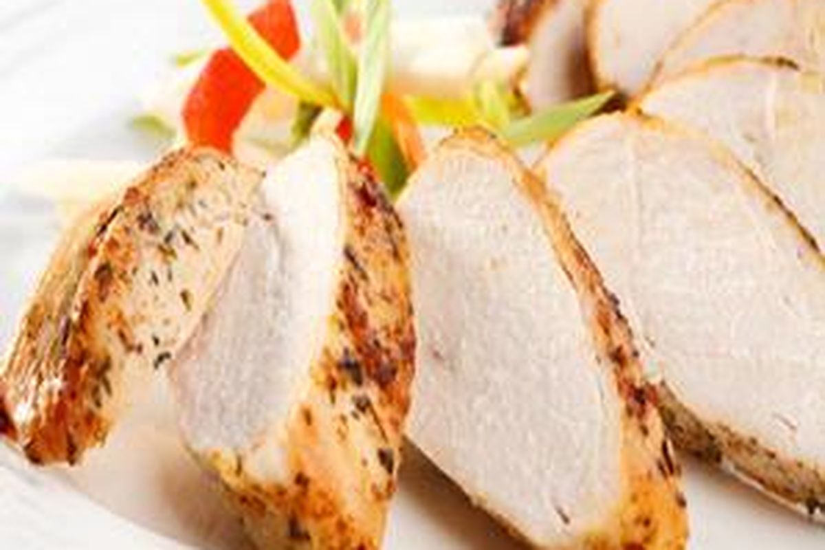 Untuk lebih mengurangi lemak pada daging ayam, cobalah menghilangkan bagian kulit yang banyak mengandung lemak tak baik.