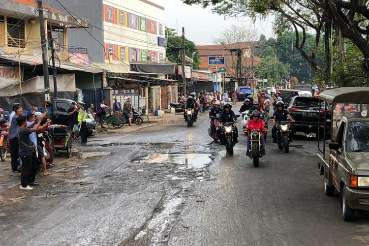 Presiden Joko Widodo mengendarai motor bergaya tracker saat mengunjungi Pasar Anyar, Kota Tangerang, Banten, Minggu (4/11/2018).