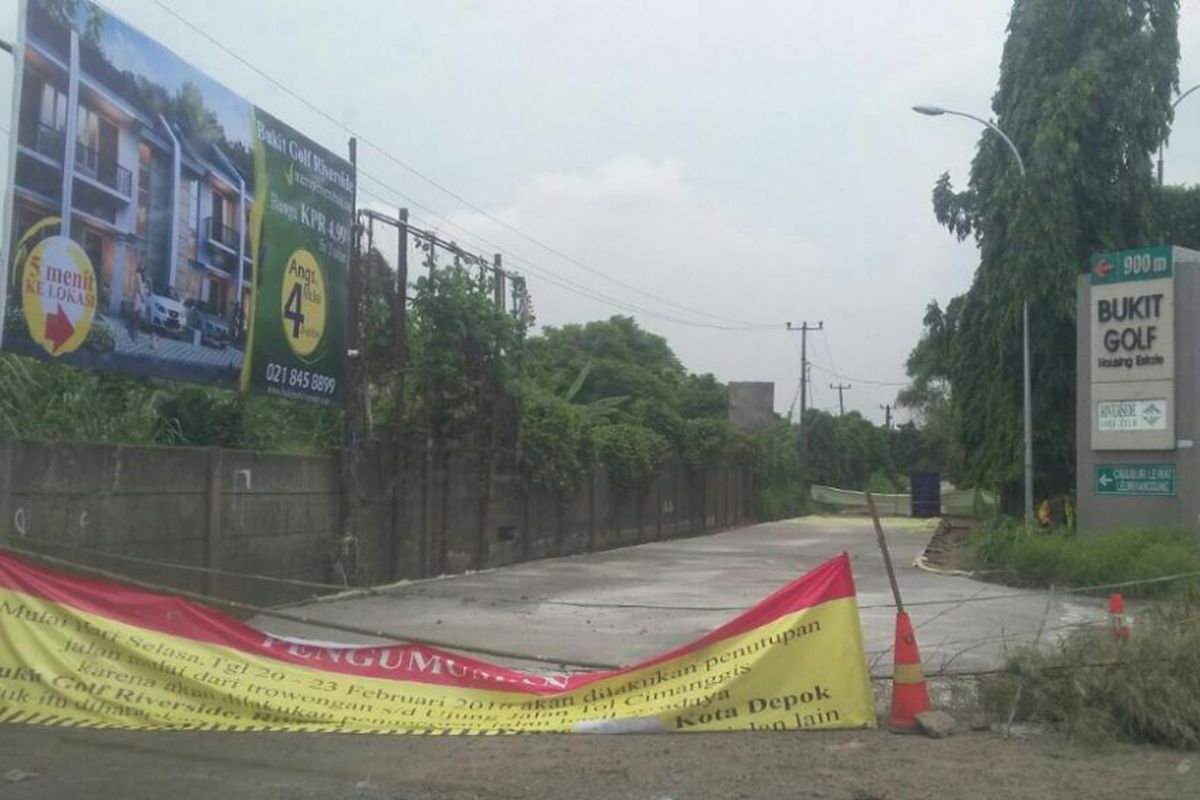Akses jalan dari pintu keluar Tol Cimanggis menuju Jalan Leuwinanggung ditutup karena sedang dalam perbaikan, Kamis (22/2/2018).