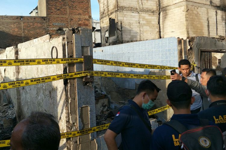 Tim pusat laboratorium forensik (puslabfor) Polri memeriksa rumah yang terbakar di Kelurahan Krukut, Tamansari, Jakarta Barat, Sabtu (27/1/2018). Rumah itu dipasangi garis polisi karena api diduga berasal dari sana.