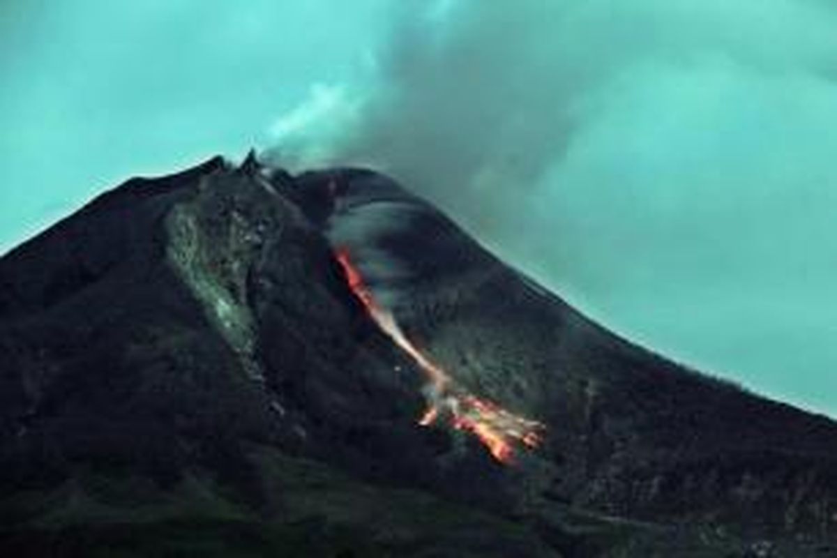 Gunung Sinabung mengeluarkan lava pijar terlihat dari Desa Tiga Pancur, Kabupaten Karo, Sumut, 12 September 2014 dini hari. Setahun erupsi Gunung Sinabung yang menjatuhkan 16 korban jiwa hingga kini masih menunjukkan aktivitas dengan munculnya lava pijar dan luncuran awan panas.