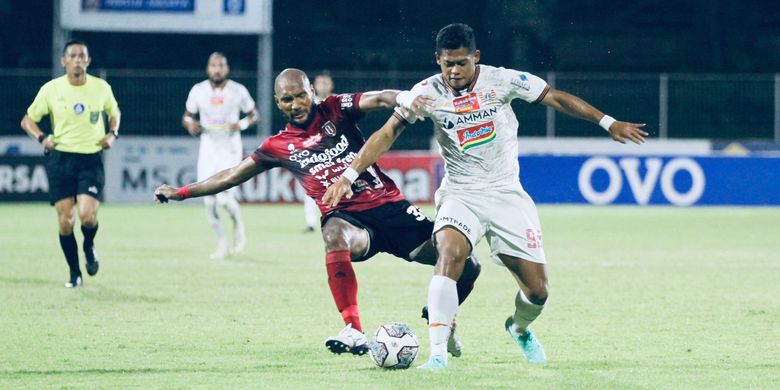 Aksi pada laga Bali United vs Persija Jakarta di partai lanjutan Liga 1 2021-2022 di Stadion Ngurah Rai, Denpasar, Minggu (6/3/2022).