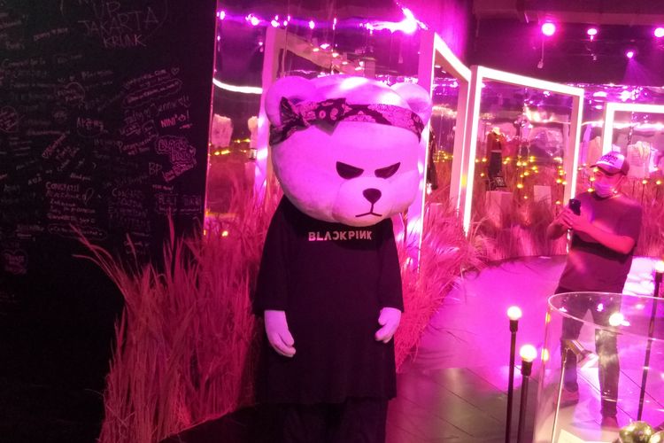 Badut maskot agensi YG Entertainment, Krunk saat berada di instalasi BLACKPINK In Your Area Pop-up Store and Exhibition in Jakarta, bertempat di Mal Senayan Park, Jakarta Pusat, Senin (6/3/2023).