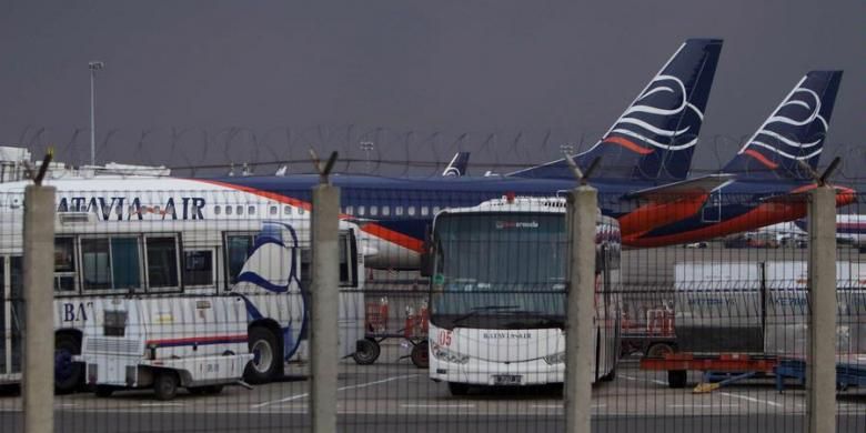 Pesawat Batavia Air mulai pukul 00.00 WIB tidak melayani jadwal penerbangan dan diparkir di Bandara Soekarno Hatta, Banten, Kamis (31/1/2013). Pengadilan Niaga pada Pengadilan Negeri Jakarta Pusat menyatakan pailit PT Metro Batavia, operator maskapai penerbangan Batavia Air. Batavia digugat pailit oleh International Lease Finance Corporation (ILFC). Batavia memiliki utang sebesar 4.688.064,07 dollar AS atau setara lebih dari Rp 45 miliar kepada ILFC.
