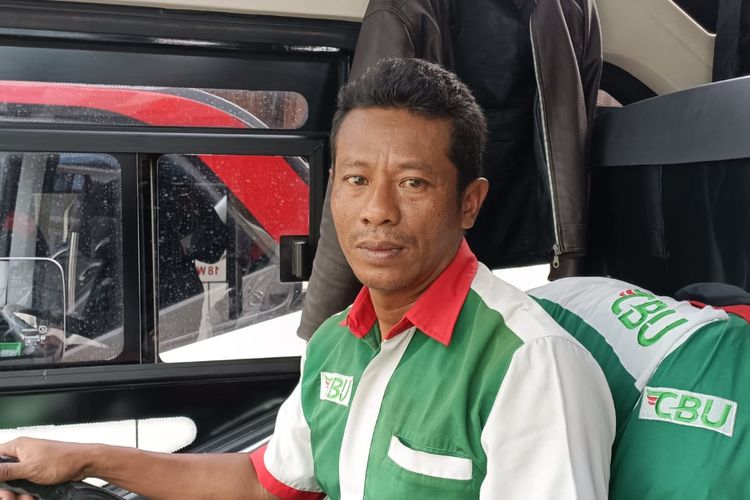Pramudi dari PO bus Cahaya Bakti Utama (CBU) jurusan Bekasi-Sumedang yakni Asep Saipudin (47) saat ditemui di Terminal Induk Kota Bekasi, Selasa (4/4/2023). Bus yang dikemudikan Asep itu merupakan satu dari belasan bus yang diperiksa oleh Dishub Kota Bekasi.
