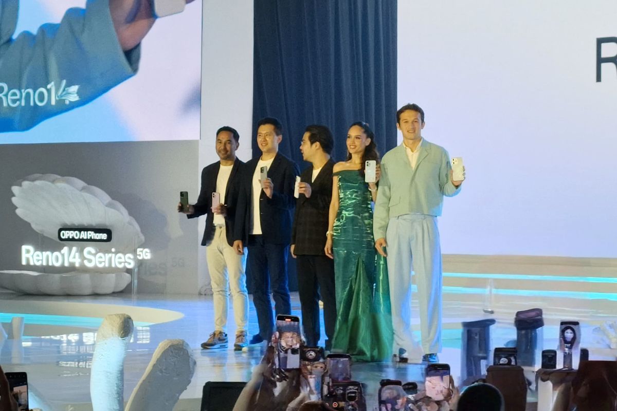 Head of PR Oppo Indonesia, Arga Simanjuntak (paling kiri) dan Vice President of Oppo Indonesia, Patrick Owen (kedua dari kiri) di panggung peluncuran Oppo Reno 14 Series di Spike Air Dome, PIK 2, Kabupaten Tangerang, Kamis (17/7/2025).