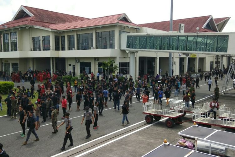 Sejumlah peserta aksi tolak kedatangan Fahri Hamzah di Manado merengsek hingga ke dalam Bandara Sam Ratulangi, Sabtu (13/5/2017)