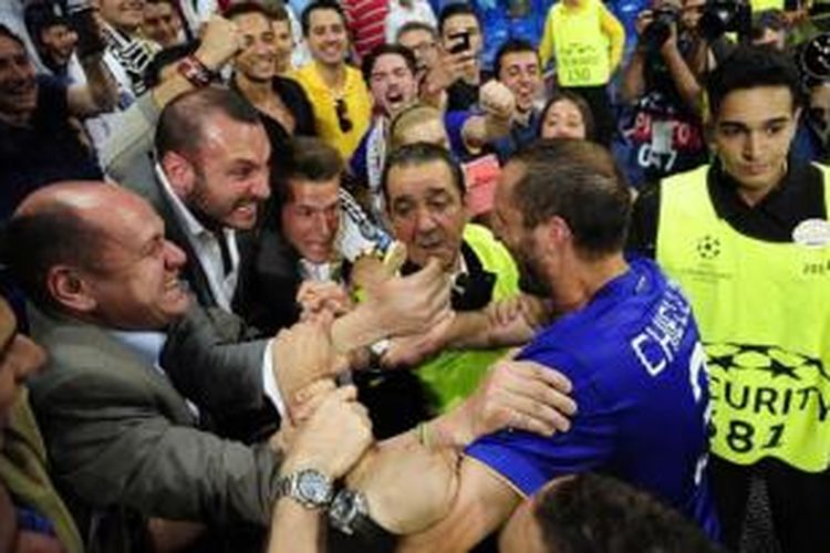 bek Juventus, Giorgio Chiellini, bersama suporter merayakan keberhasilan JUventus lolos ke final Liga Champions. 