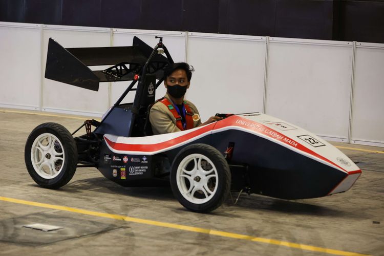 Mobil listrik karya tim Yacaranda dari Universitas Gajah Mada (UGM) dipamerkan di ajang Periklindo Electric Vehicle Show (PEVS) 2022 di JIExpo Kemayoran, Senin (25/7/2022).