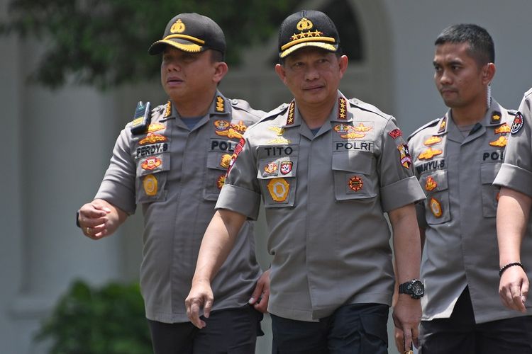 Kapolri Jenderal Pol Tito Karnavian (tengah) didampingi jajarannya berjalan memasuki Kompleks Istana Kepresidenan di Jakarta, Senin (21/10/2019). Kapolri datang menghadap Presiden Joko Widodo untuk melaporkan situasi kamtibmas terkini dan upaya pengamanan ke depannya. ANTARA FOTO/Wahyu Putro A/wsj.