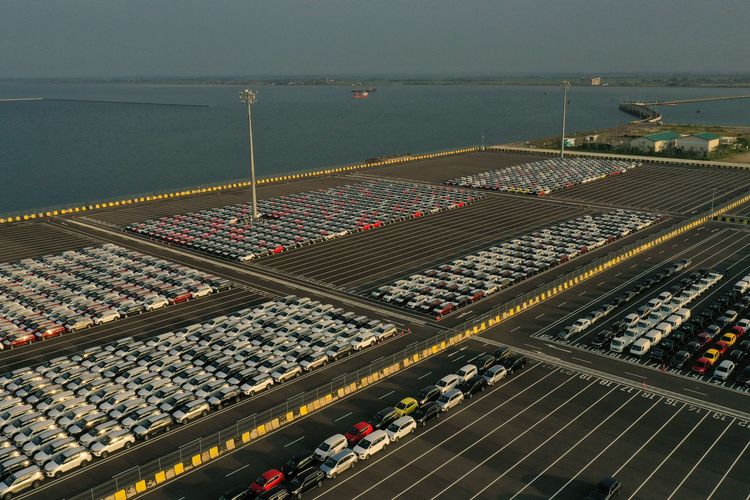 Deretan mobil terparkir di Pelabuhan Patimban, Subang, Jawa Barat, Selasa (29/3/2022). Pelabuhan Patimban menargetkan dapat melayani sekitar 160.000 unit kendaraan pada 2022.