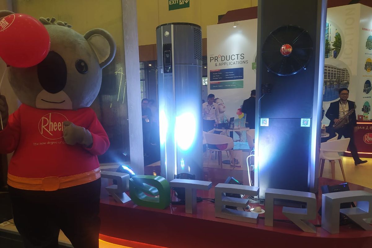 Badut ikon Rheem berpose bersama produk-produk Rheem. Rheem, perusahaan produsen pemanas air dan HVAC asal AS merilis dua produk teranyar pemanas air seri ProTerra RHP-2805 dan RHP-5207C pada IndoBuildTech Expo 2023, 5 Juli 2023, di ICE BSD Kabupaten Tangerng, Provinsi Banten.