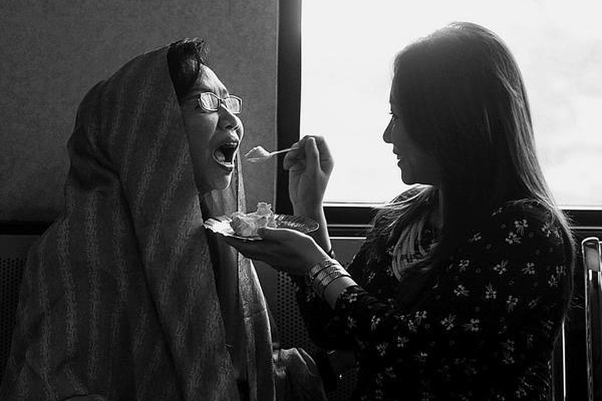 Terdakwa kasus dugaan suap pemilihan Deputi Gubernur Senior Bank Indonesia, Nunun Nurbaeti (kiri), disuapi putrinya, Ratna Farida Daradjatun, dalam perayaan ulang tahun Ratna. Acara perayaan ulang tahun tersebut  berlangsung di Pengadilan Tindak Pidana Korupsi  Jakarta, Rabu (11/4), seusai persidangan  Nunun.