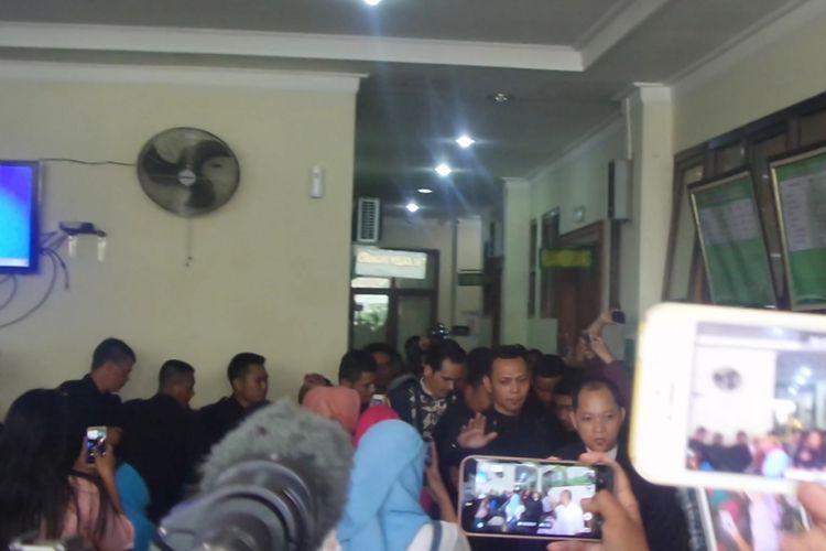 Atalarik Syah menghadiri sidang cerainya dengan Tsania Marwa di Pengadilan Agama Cibinong, Bogor, Jawa Barat, Selasa (18/4/2017) pagi.