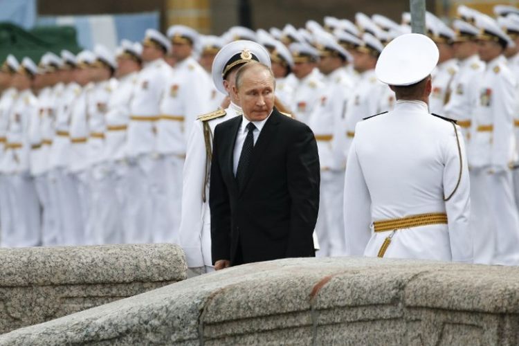 Para prajurit AL Rusia bersikap sempurna ketika Presiden Vladimir Putin hendak meninggalkan arena parade militer di St Petersburg, Minggu (30/7/2017).