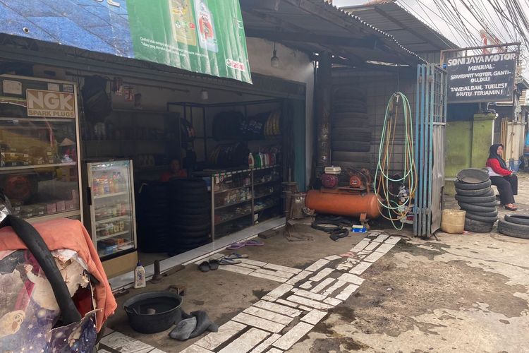 Lokasi pemukulan seorang pelanggan terhadap pemilik bengkel Soni Jaya Motor, Mangolai (64), di daerah Kelurahan Rangkapan Jaya Baru, Kota Depok, Senin (26/2/2024).