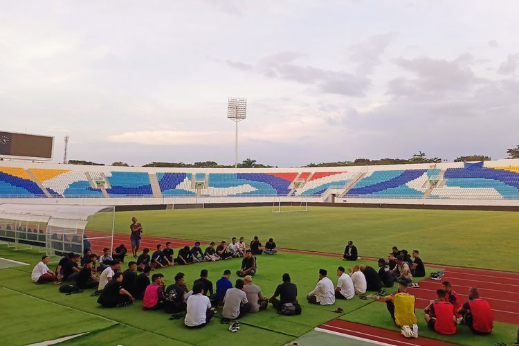Suasana doa bersama memperingati 1000 hari Tragedi Kanjuruhan yang diikuti seluruh anggota tim Arema FC di pinggir lapangan Stadion Kanjuruhan Kepanjen, Kabupaten Malang, Jawa Timur, Kamis (26/6/2025) malam.