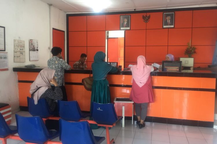 Aktivitas di Kantor Pos Cabang Gemolong, Sragen, Jawa Tengah, Jumat (8/6/2018).