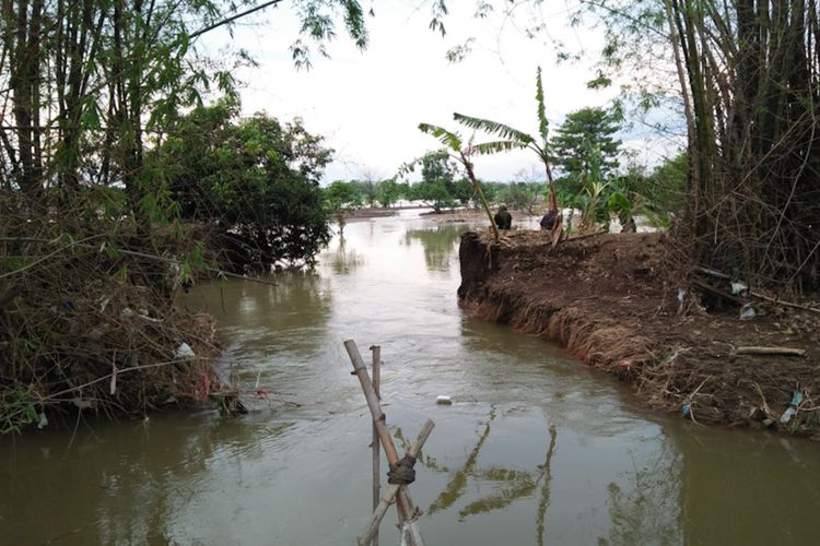 Salah satu tanggul penahan air Kali Lamong yang jebol di Desa Cermen, Kecamatan Kedamean, Gresik.
