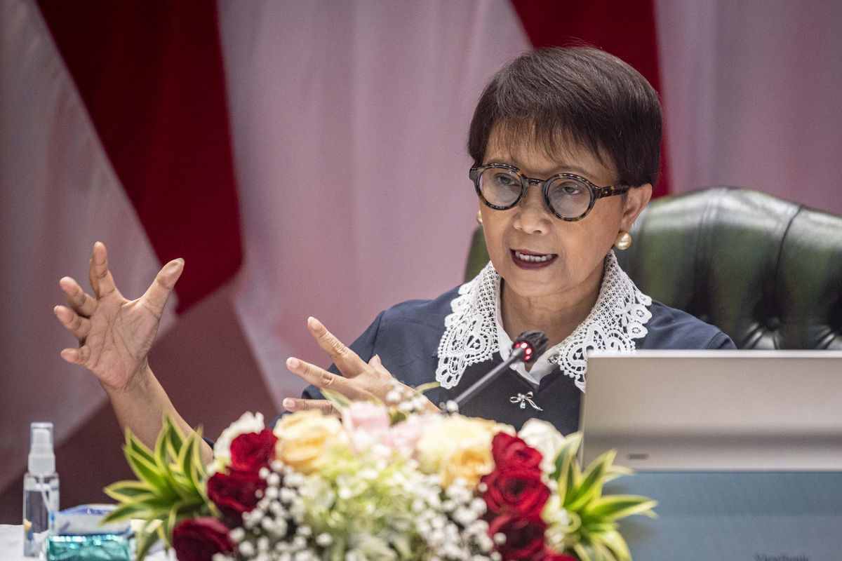 Menteri Luar Negeri Retno Marsudi menyampaikan press briefing Triwulan Pertama Keketuan ASEAN 2023 di Gedung Kementerian Luar Negeri, Jakarta, Rabu  (5/4/2023). Menteri Luar Negeri Retno Marsudi  menyebutkan sejak Januari hingga akhir Maret 2023, telah dilangsungkan 190 pertemuan di berbagai tingkatan dari 531 pertemuan yang tercatat di dalam Kalender Keketuaan Indonesia di ASEAN. ANTARA FOTO/Aprillio Akbar/hp.