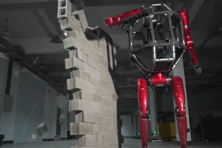 Robot mecha GD01 yang sedang menghancurkan susunan batu bata.