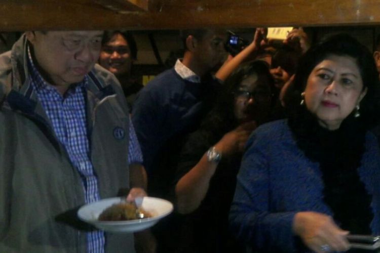 Susilo Bambang Yudhoyono bersama Ani Yudhoyono saat memilih menu angkringan di Joglo Lawas , Alun-alun Utara Yogyakarta