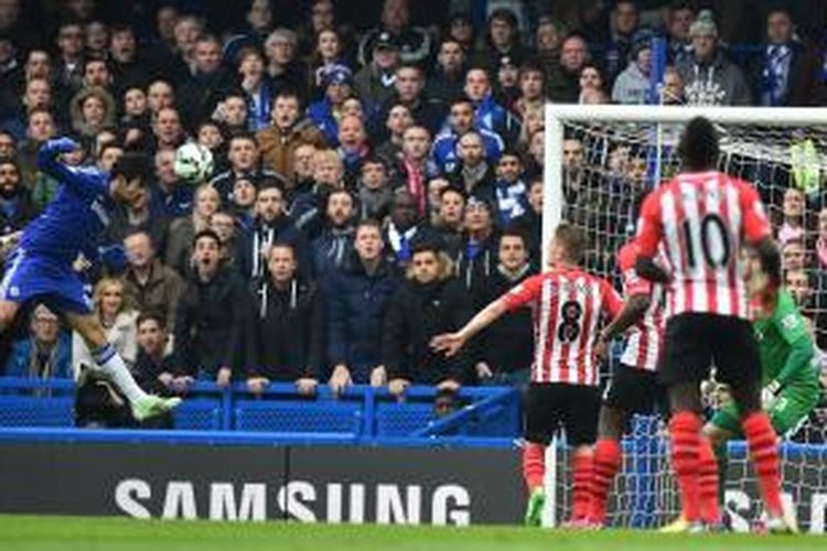 Bomber Diego Costa mencetak gol pembuka bagi Chelsea saat melawan Southampton, pada pertandingan lanjutan Premier League, Minggu (15/3/2015). 