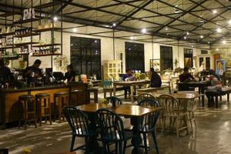 Epic Coffee yang memiliki interior unik bergaya warehouse furnitur minimalis yang berlokasi di Jalan Palagan Tentara Pelajar 29, Sleman, Yogyakarta.