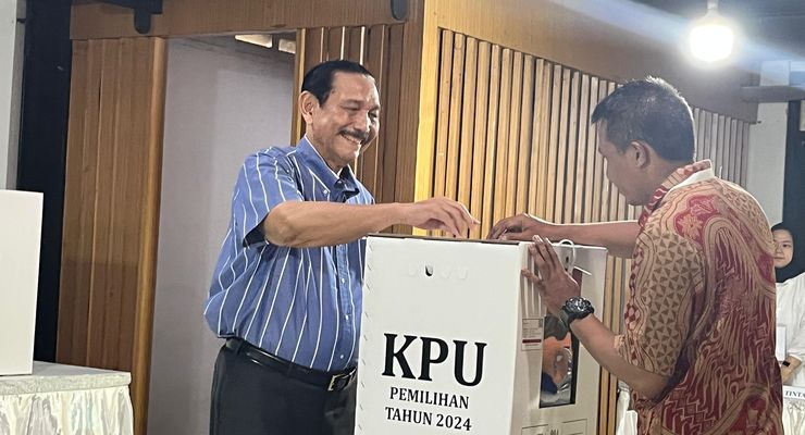 Didampingi Istri, Luhut "Nyoblos" di TPS 004 Kuningan
