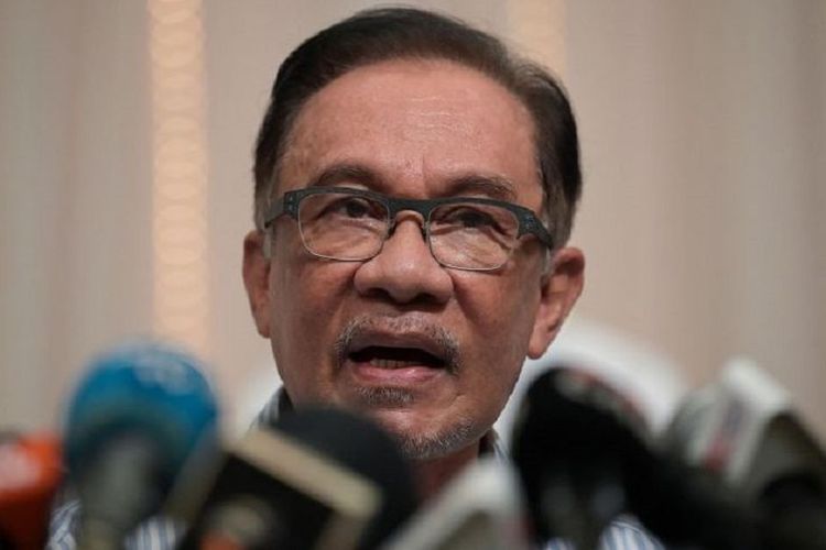 The new Malaysian Prime Minister Anwar Ibrahim (pictured) receives congratulatory message from Indonesia's President Joko Widodo who calls him from the Bogor Palace, West Java, Thursday, Nov. 24, 2022. 
