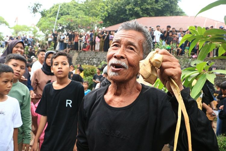 Seorang warga asal Lingsar, Lombok Barat, Mardiyah (76) gembira membawa ketupat sida perang, untuk dibawanya pulang dan digantungkan di pepohonan dan dilemparkan ke sawah garapannya, agar mendapat berkah subuh dan hasil panen melimpah.